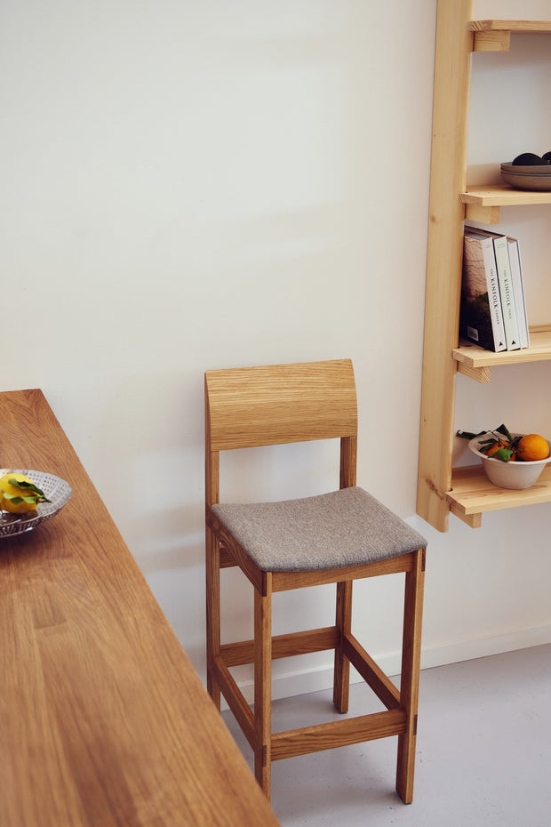 Form & Refine Sonder Bar Chair 65, Oak Hallingdal