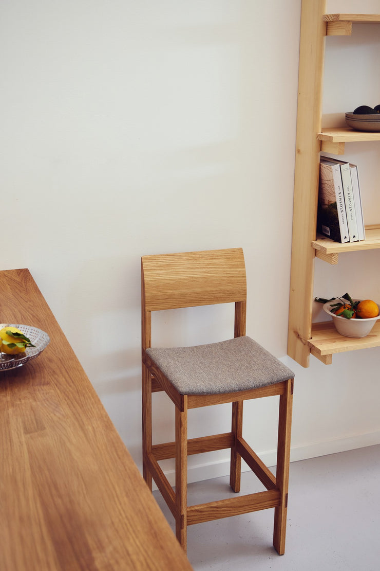 Form & Refine Sonder Bar Chair 65, Oak Hallingdal