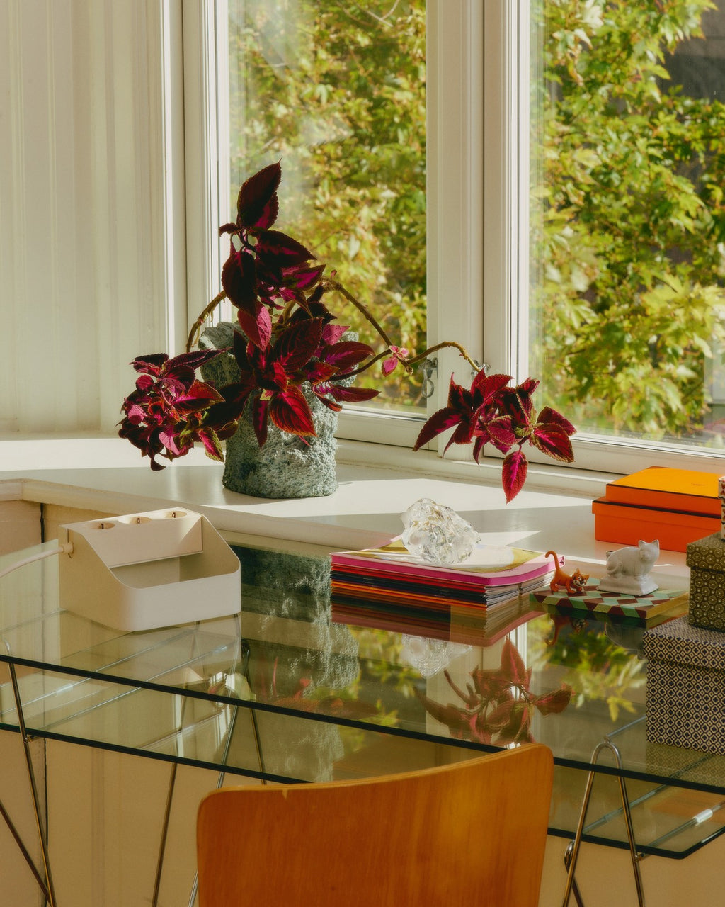 Pedestal Power Bar Tray - Pearl